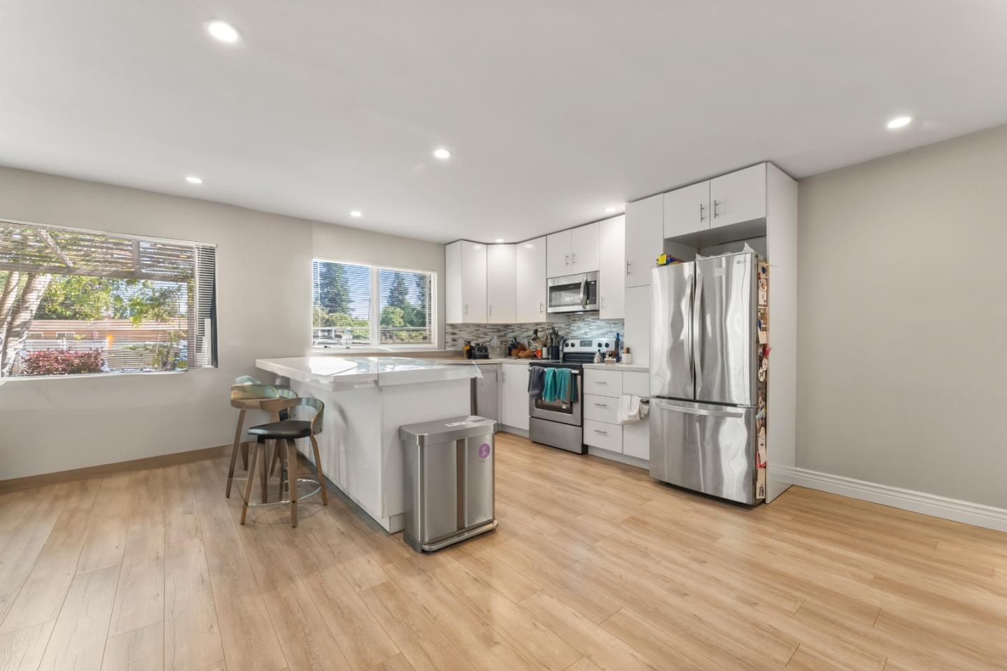 Detail Gallery Image 13 of 62 For 4 Athlone Way, Menlo Park,  CA 94025 - 3 Beds | 4 Baths