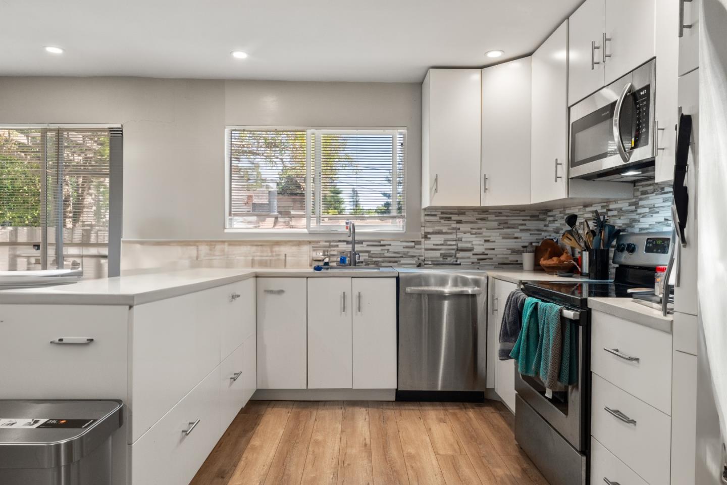Detail Gallery Image 14 of 62 For 4 Athlone Way, Menlo Park,  CA 94025 - 3 Beds | 4 Baths