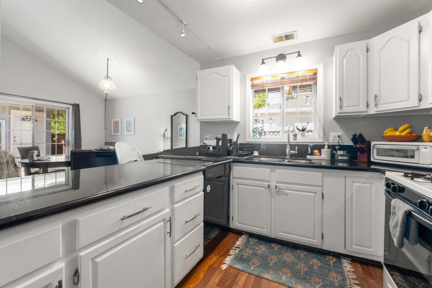 Detail Gallery Image 25 of 62 For 4 Athlone Way, Menlo Park,  CA 94025 - 3 Beds | 4 Baths