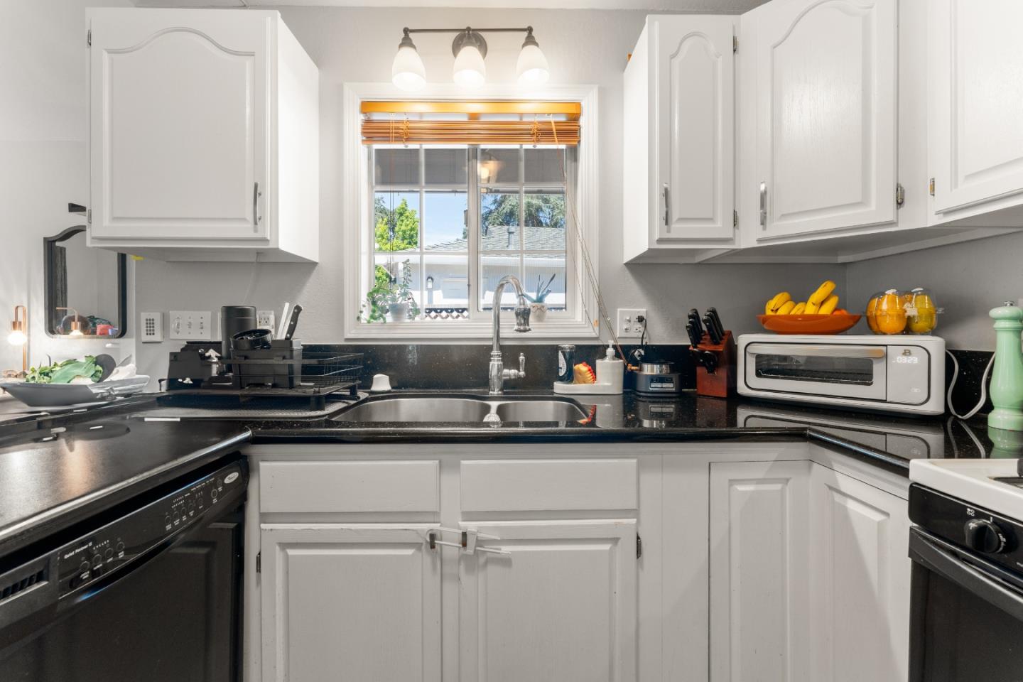 Detail Gallery Image 26 of 62 For 4 Athlone Way, Menlo Park,  CA 94025 - 3 Beds | 4 Baths