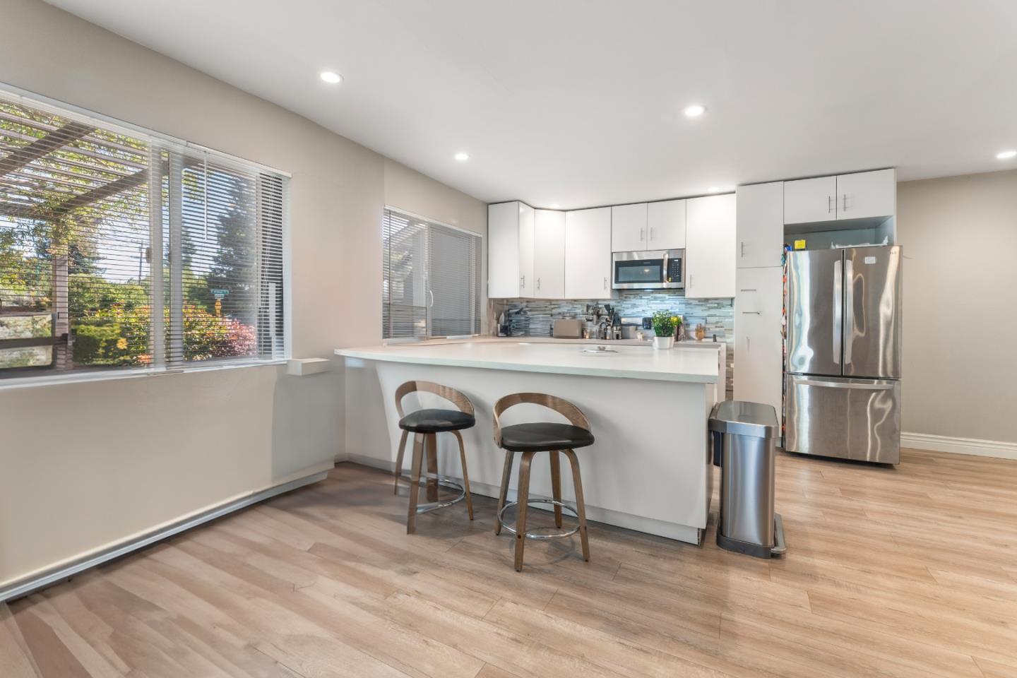 Detail Gallery Image 7 of 62 For 4 Athlone Way, Menlo Park,  CA 94025 - 3 Beds | 4 Baths