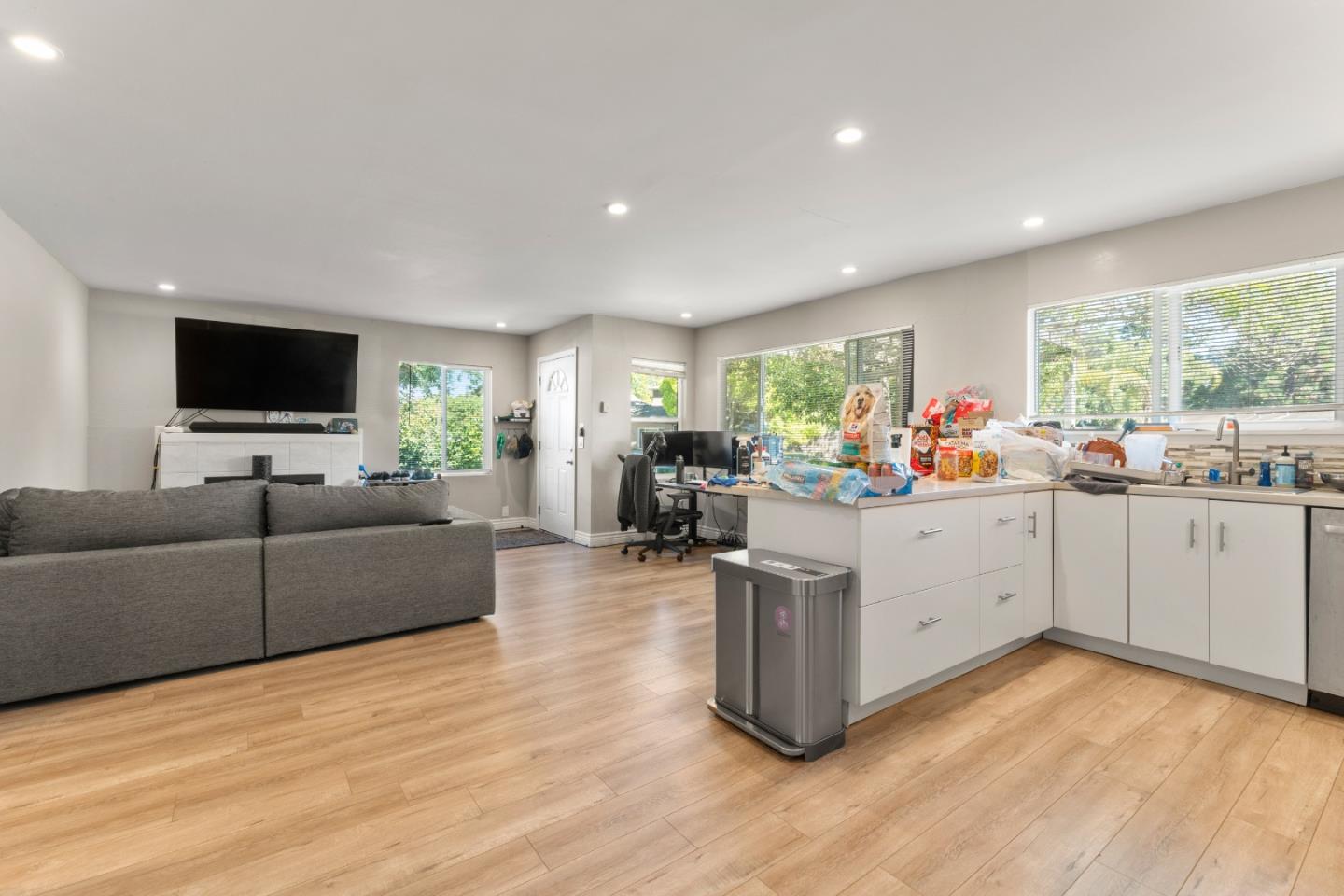 Detail Gallery Image 8 of 62 For 4 Athlone Way, Menlo Park,  CA 94025 - 3 Beds | 4 Baths