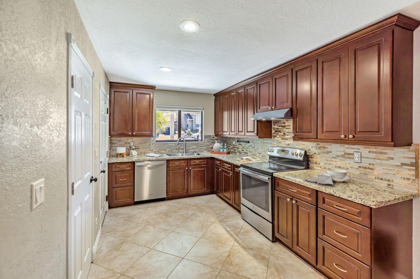 Detail Gallery Image 12 of 43 For 1650 Bella Vista Dr, Hollister,  CA 95023 - 3 Beds | 2 Baths