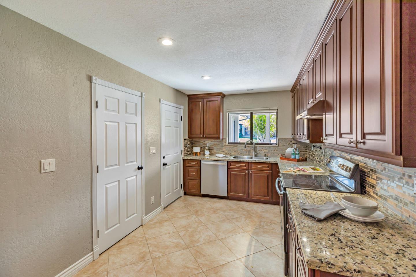 Detail Gallery Image 16 of 43 For 1650 Bella Vista Dr, Hollister,  CA 95023 - 3 Beds | 2 Baths