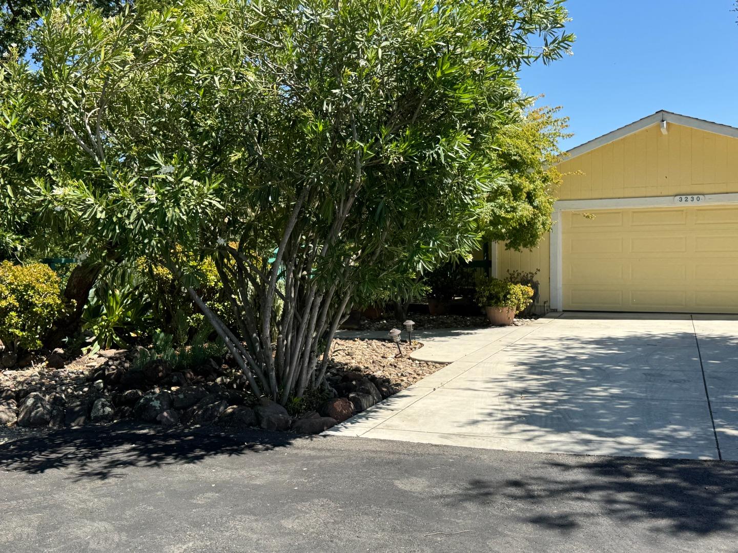 Detail Gallery Image 2 of 35 For 3230 Oak View Ln, Morgan Hill,  CA 95037 - 3 Beds | 2/1 Baths