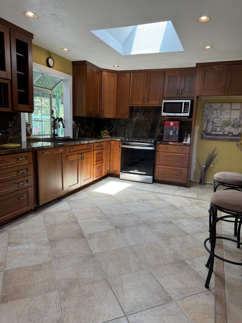 Detail Gallery Image 9 of 35 For 3230 Oak View Ln, Morgan Hill,  CA 95037 - 3 Beds | 2/1 Baths