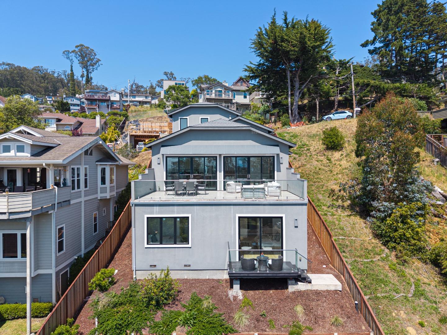 Detail Gallery Image 2 of 43 For 1120 Columbus St, El Granada,  CA 94019 - 3 Beds | 3/1 Baths