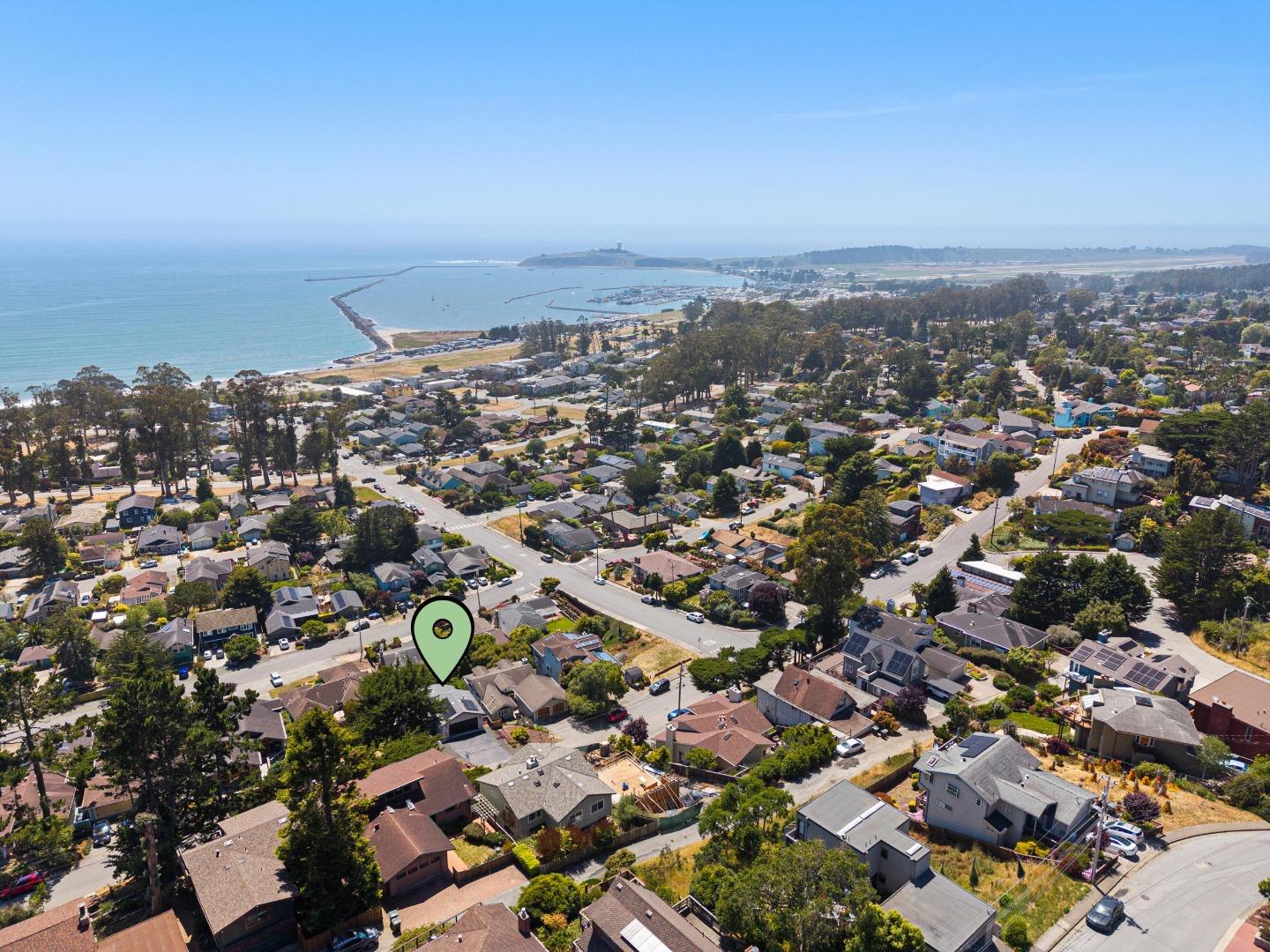 Detail Gallery Image 3 of 43 For 1120 Columbus St, El Granada,  CA 94019 - 3 Beds | 3/1 Baths