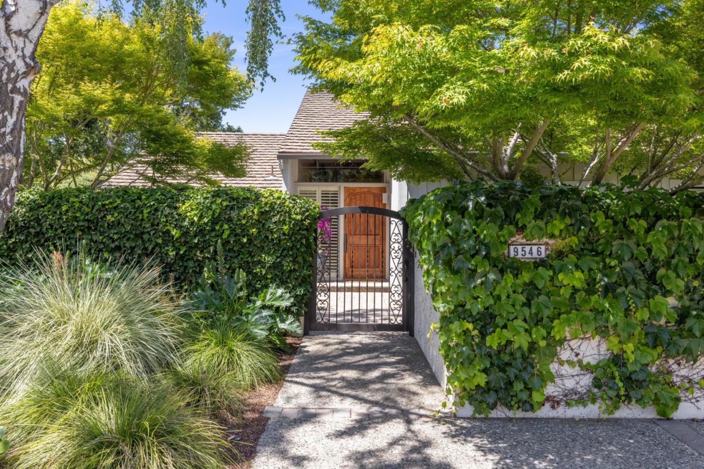 Detail Gallery Image 2 of 36 For 9546 Maple Ct, Carmel,  CA 93923 - 3 Beds | 3 Baths