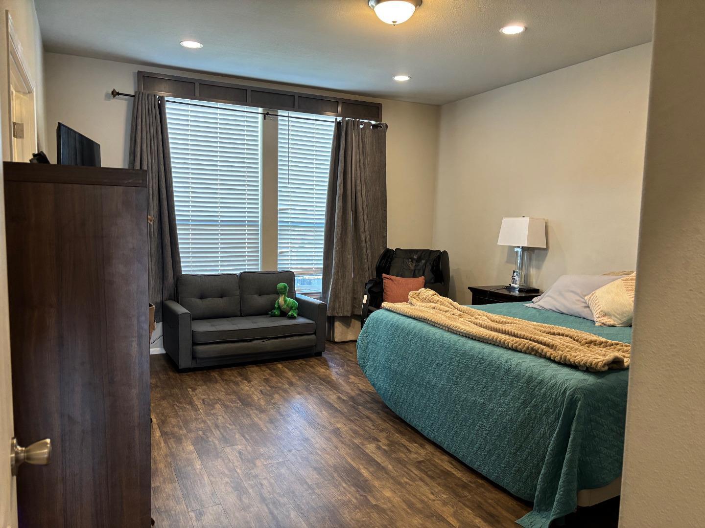 Detail Gallery Image 6 of 9 For 574 Hermitage Dr #574,  San Jose,  CA 95134 - 4 Beds | 2 Baths