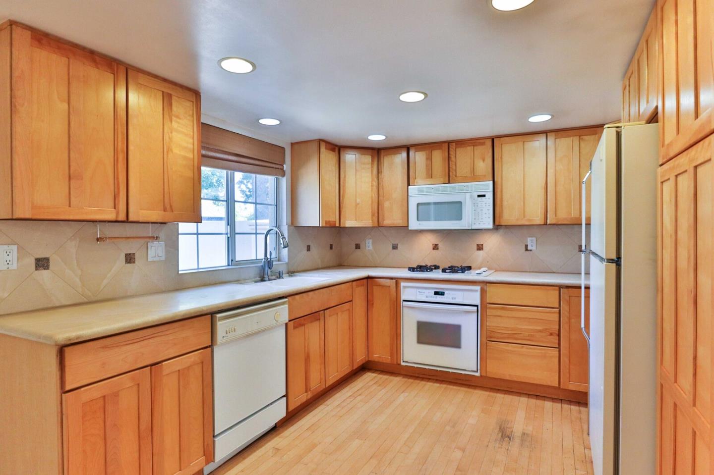 Detail Gallery Image 9 of 14 For 15300 La Rocca Dr, Morgan Hill,  CA 95037 - 3 Beds | 2 Baths