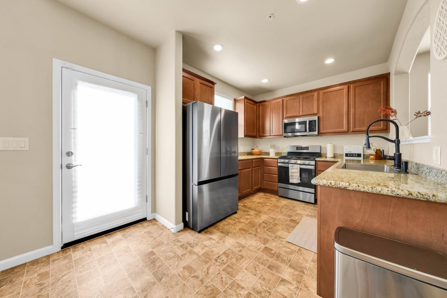 Detail Gallery Image 10 of 51 For 21 Sycamore St, Greenfield,  CA 93927 - 4 Beds | 2/1 Baths