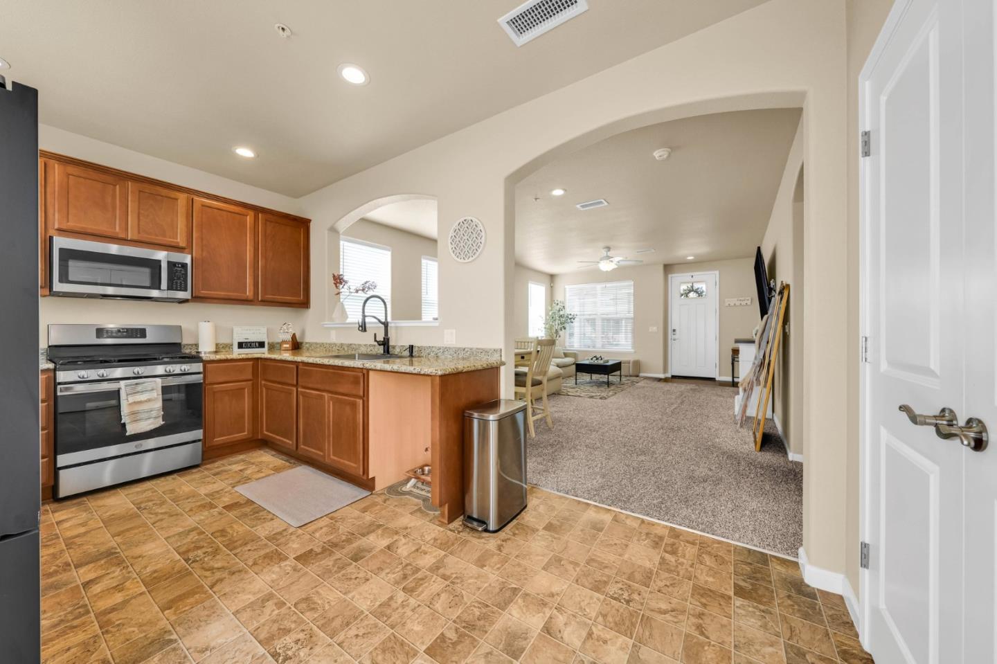 Detail Gallery Image 11 of 51 For 21 Sycamore St, Greenfield,  CA 93927 - 4 Beds | 2/1 Baths