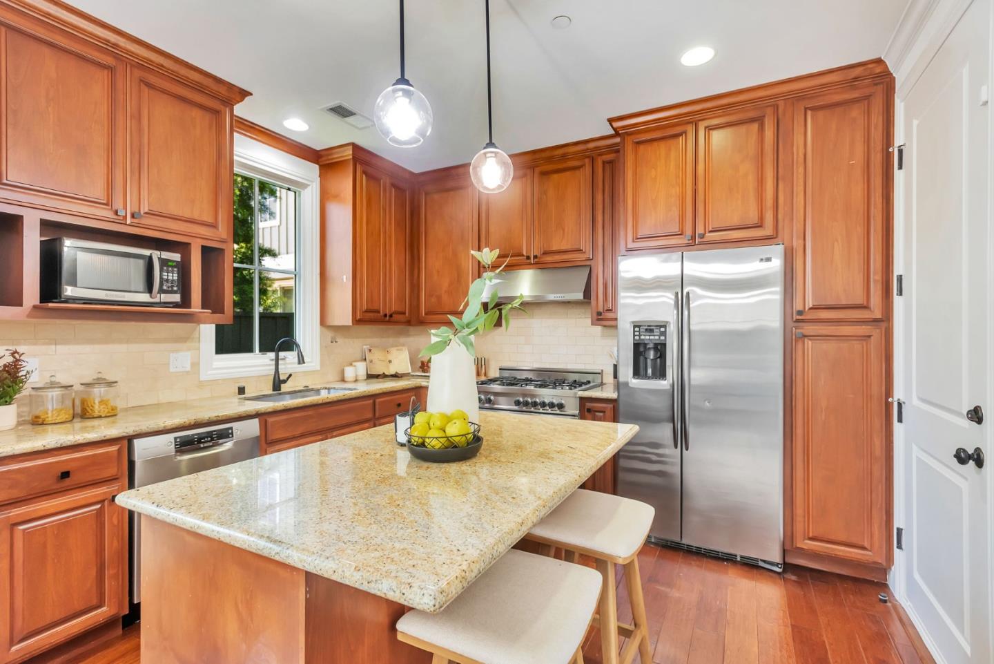 Detail Gallery Image 10 of 39 For 1601 Kentfield Ave, Redwood City,  CA 94061 - 3 Beds | 2/1 Baths