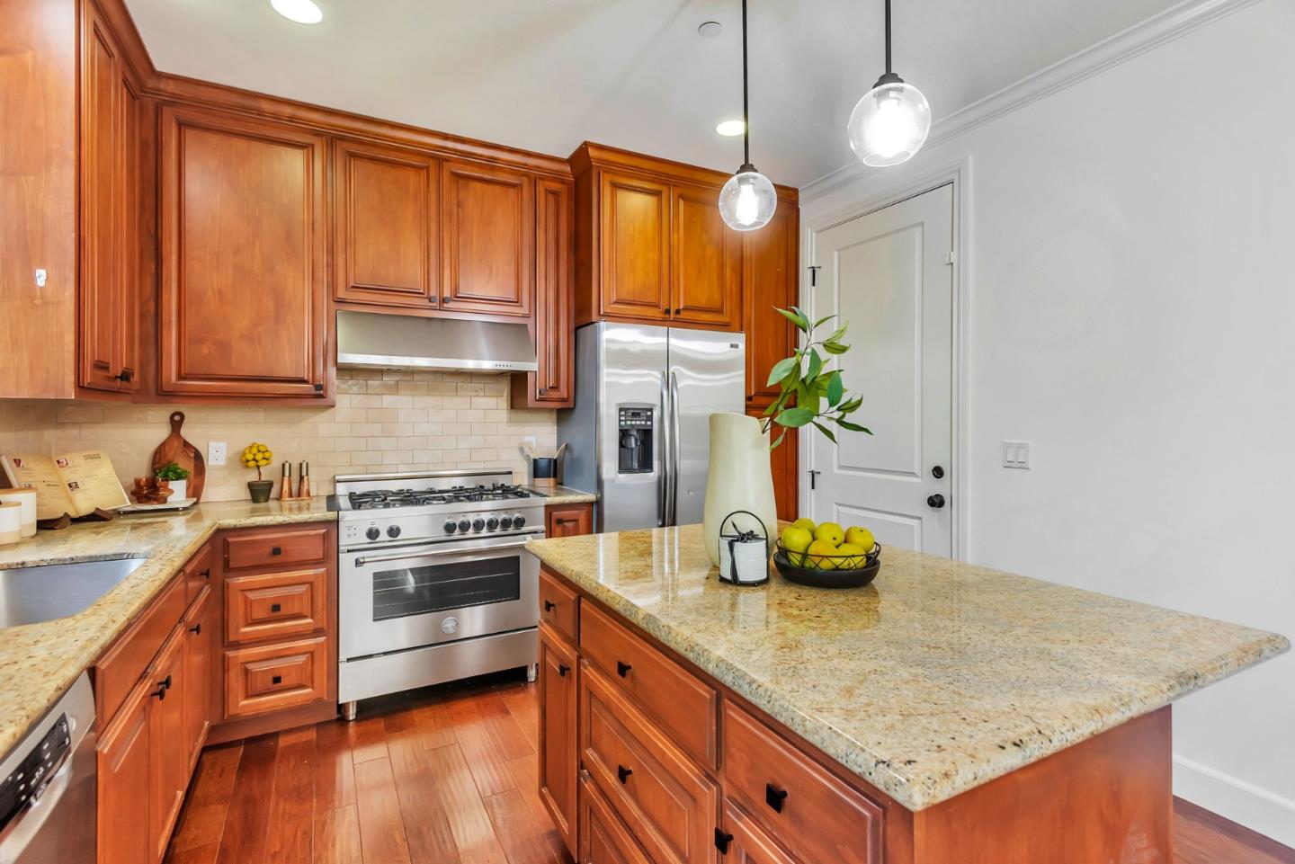 Detail Gallery Image 11 of 39 For 1601 Kentfield Ave, Redwood City,  CA 94061 - 3 Beds | 2/1 Baths