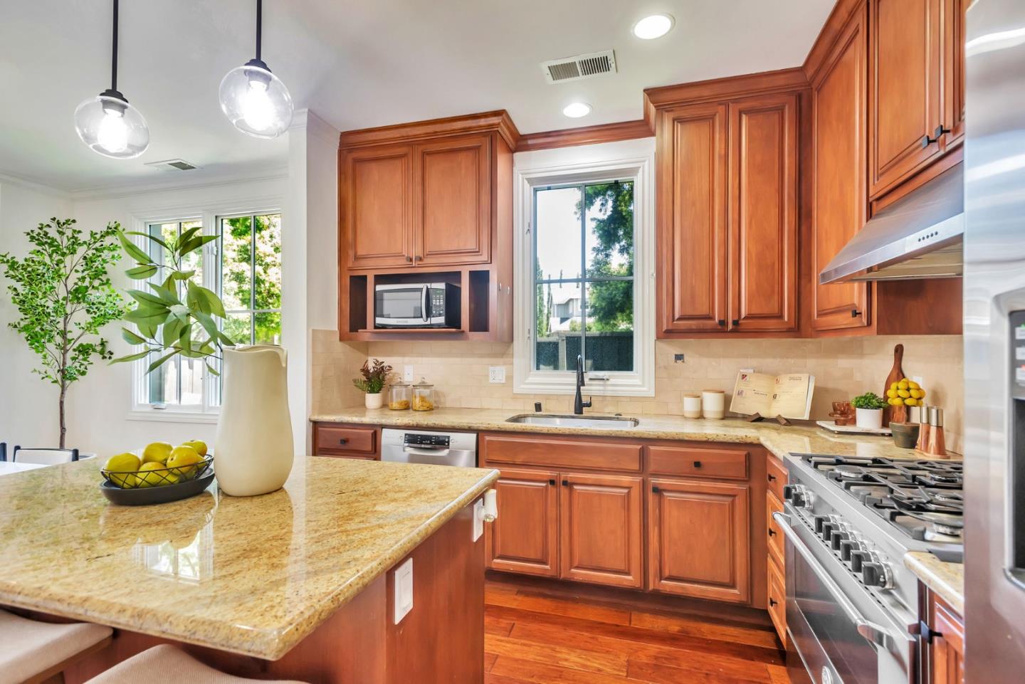Detail Gallery Image 13 of 39 For 1601 Kentfield Ave, Redwood City,  CA 94061 - 3 Beds | 2/1 Baths