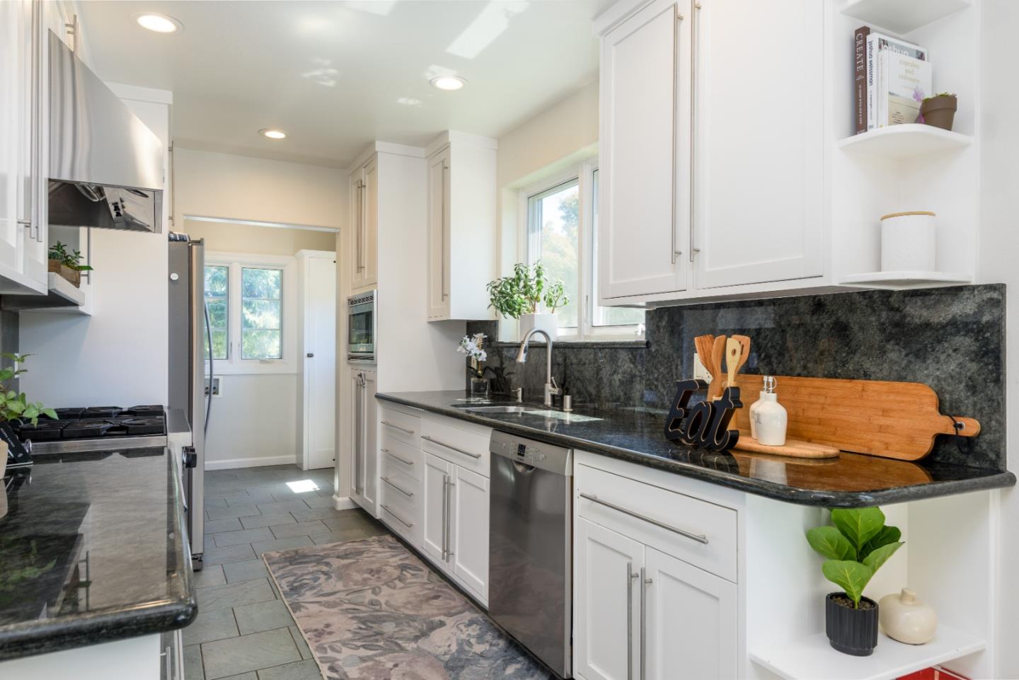 Detail Gallery Image 6 of 25 For 313 Seville Way, San Mateo,  CA 94402 - 3 Beds | 2 Baths