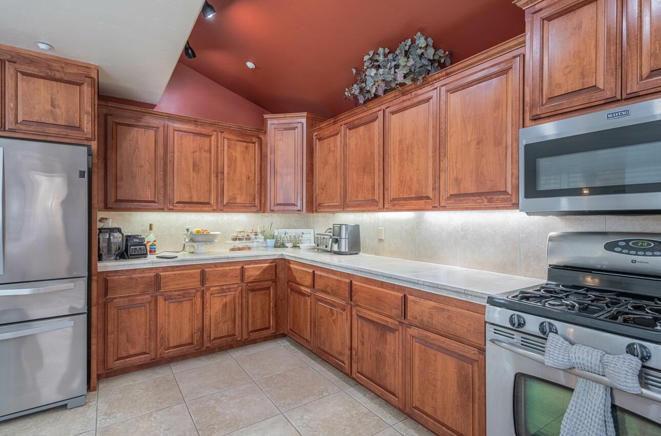 Detail Gallery Image 14 of 41 For 3145 Marina Dr, Marina,  CA 93933 - 4 Beds | 3 Baths