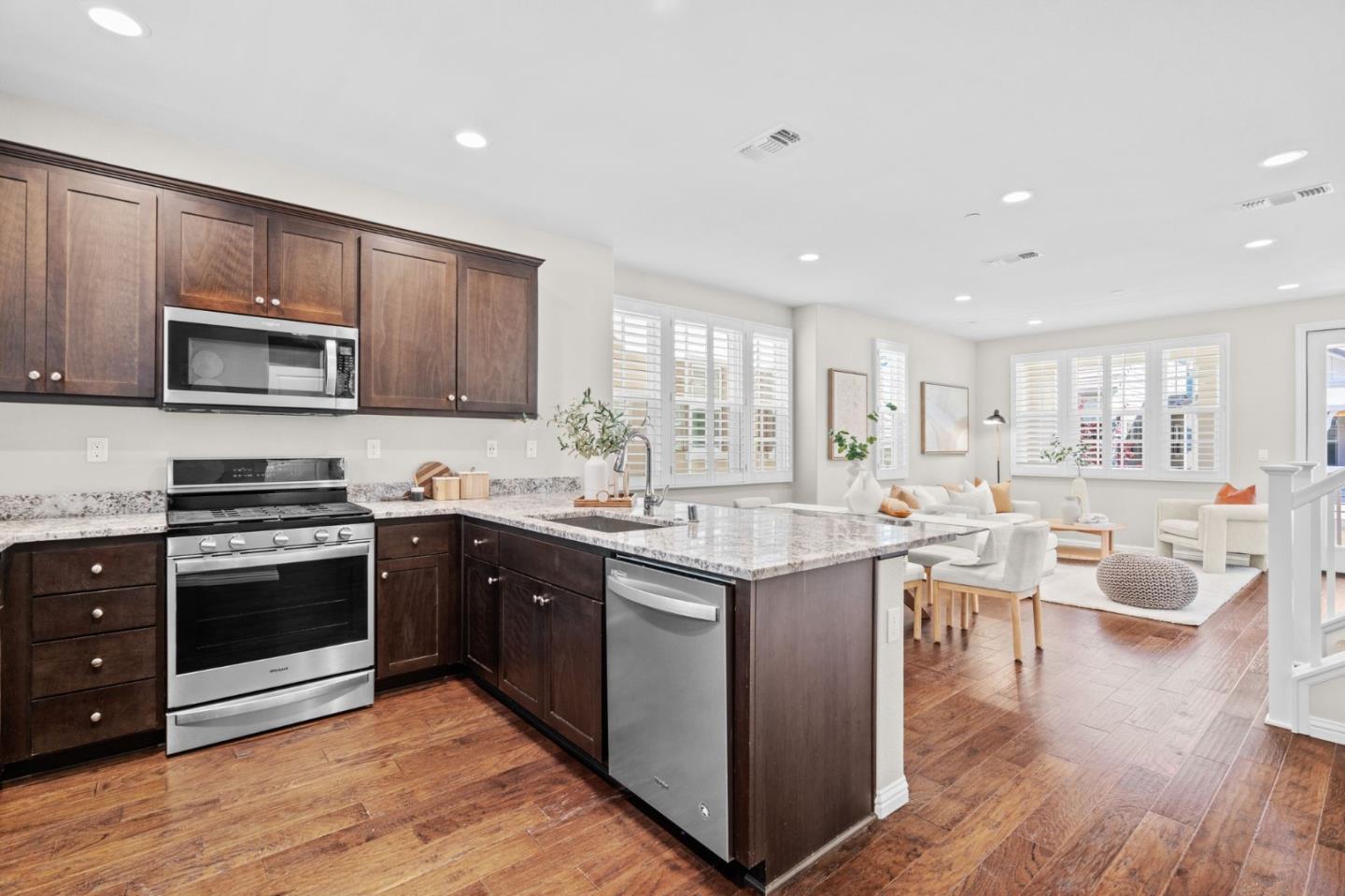Detail Gallery Image 10 of 41 For 3406 Pyramid Way, Mountain View,  CA 94043 - 3 Beds | 3/1 Baths