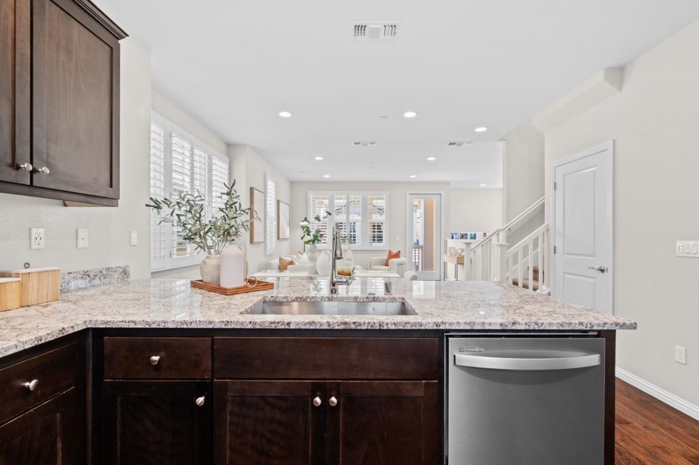 Detail Gallery Image 11 of 41 For 3406 Pyramid Way, Mountain View,  CA 94043 - 3 Beds | 3/1 Baths
