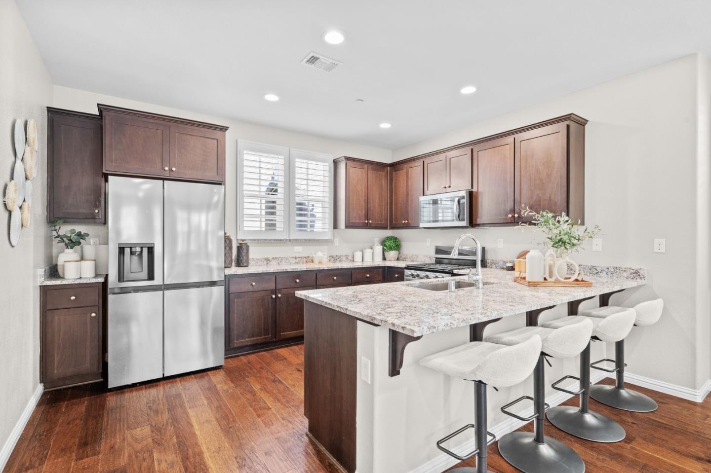 Detail Gallery Image 7 of 41 For 3406 Pyramid Way, Mountain View,  CA 94043 - 3 Beds | 3/1 Baths