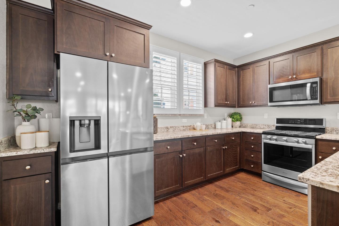 Detail Gallery Image 8 of 41 For 3406 Pyramid Way, Mountain View,  CA 94043 - 3 Beds | 3/1 Baths