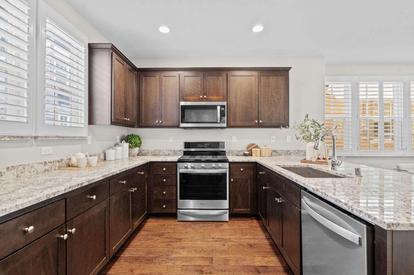 Detail Gallery Image 9 of 41 For 3406 Pyramid Way, Mountain View,  CA 94043 - 3 Beds | 3/1 Baths