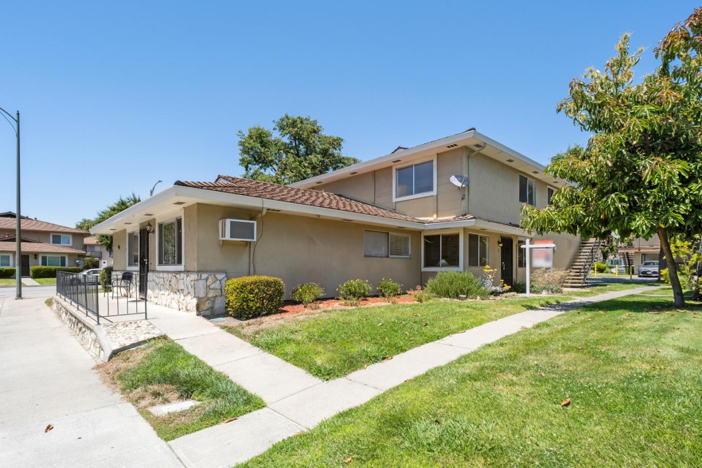 Detail Gallery Image 2 of 42 For 860 Wyman Way #2,  San Jose,  CA 95133 - 2 Beds | 1 Baths