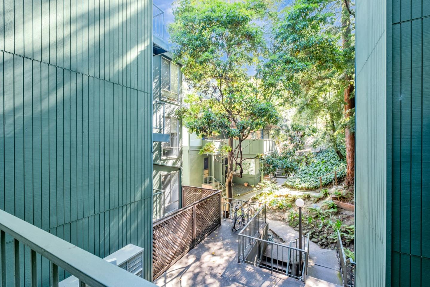 Detail Gallery Image 24 of 32 For 2700 Le Conte Ave #301,  Berkeley,  CA 94709 - 1 Beds | 1 Baths