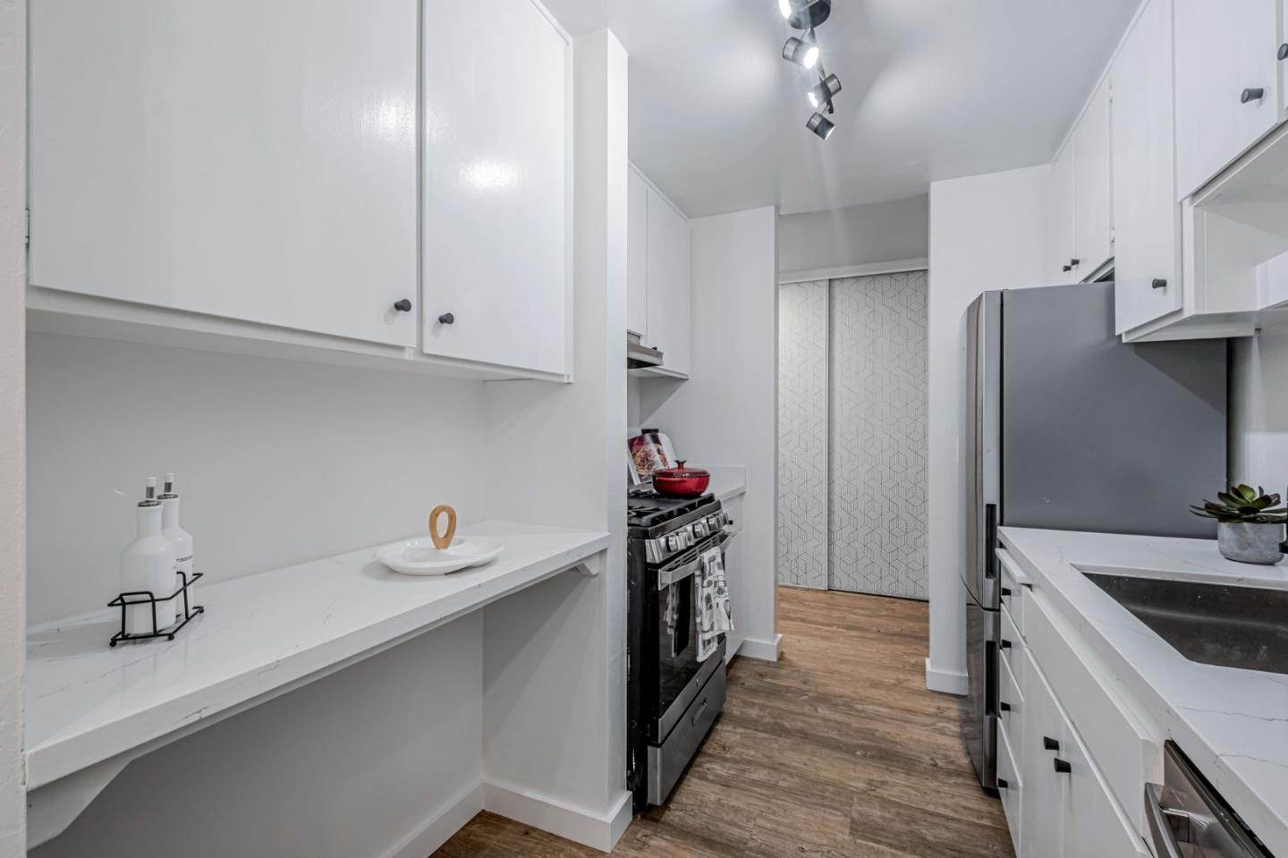 Detail Gallery Image 5 of 32 For 2700 Le Conte Ave #301,  Berkeley,  CA 94709 - 1 Beds | 1 Baths