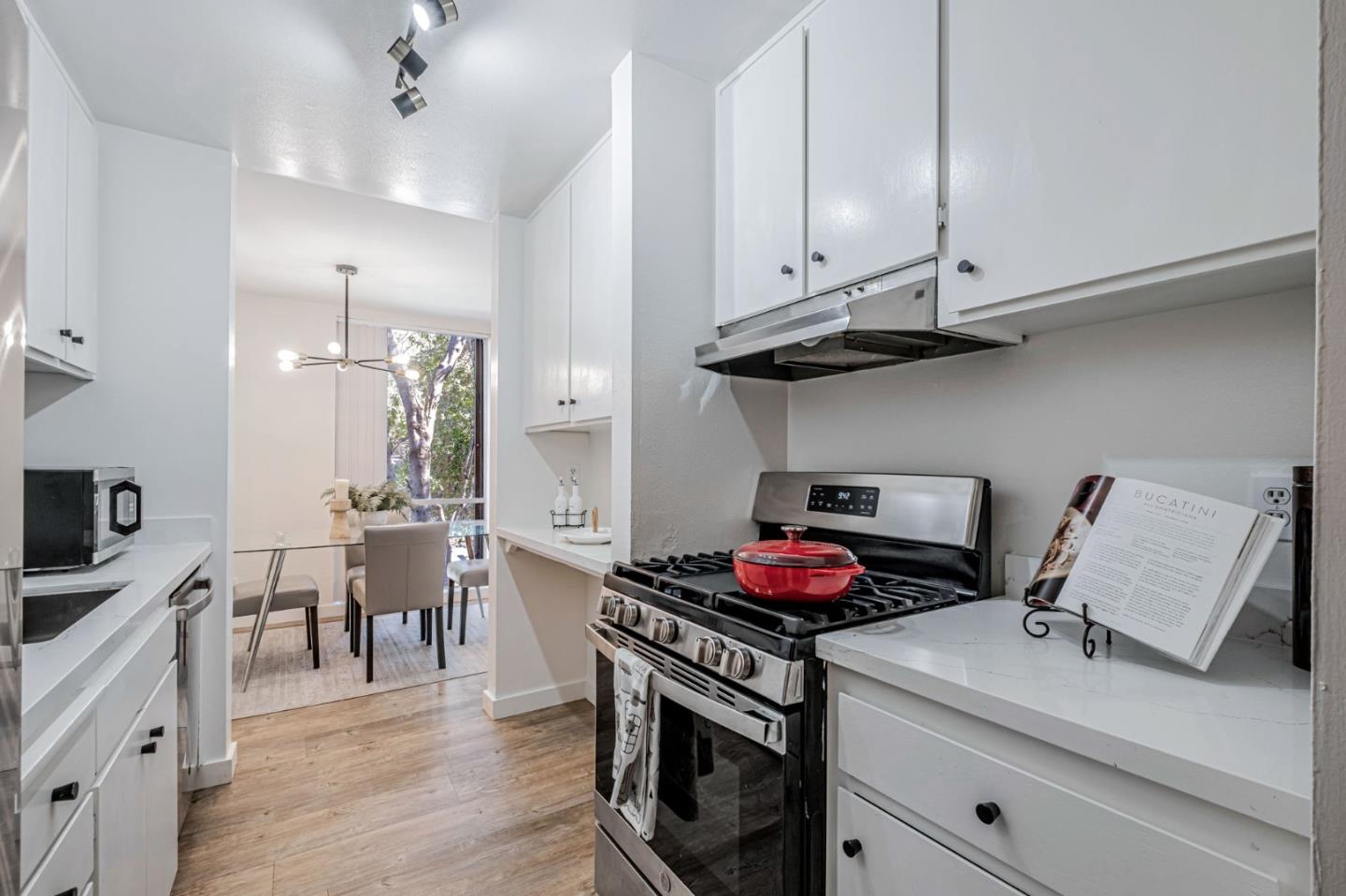 Detail Gallery Image 7 of 32 For 2700 Le Conte Ave #301,  Berkeley,  CA 94709 - 1 Beds | 1 Baths