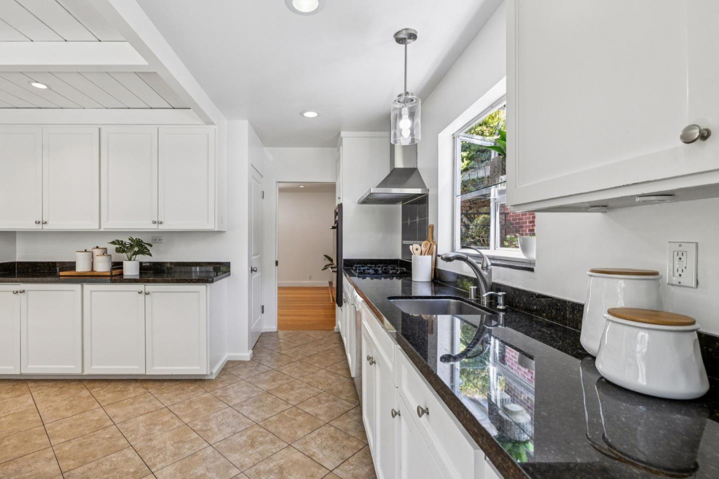 Detail Gallery Image 12 of 38 For 864 Vista Grande, Millbrae,  CA 94030 - 3 Beds | 2 Baths