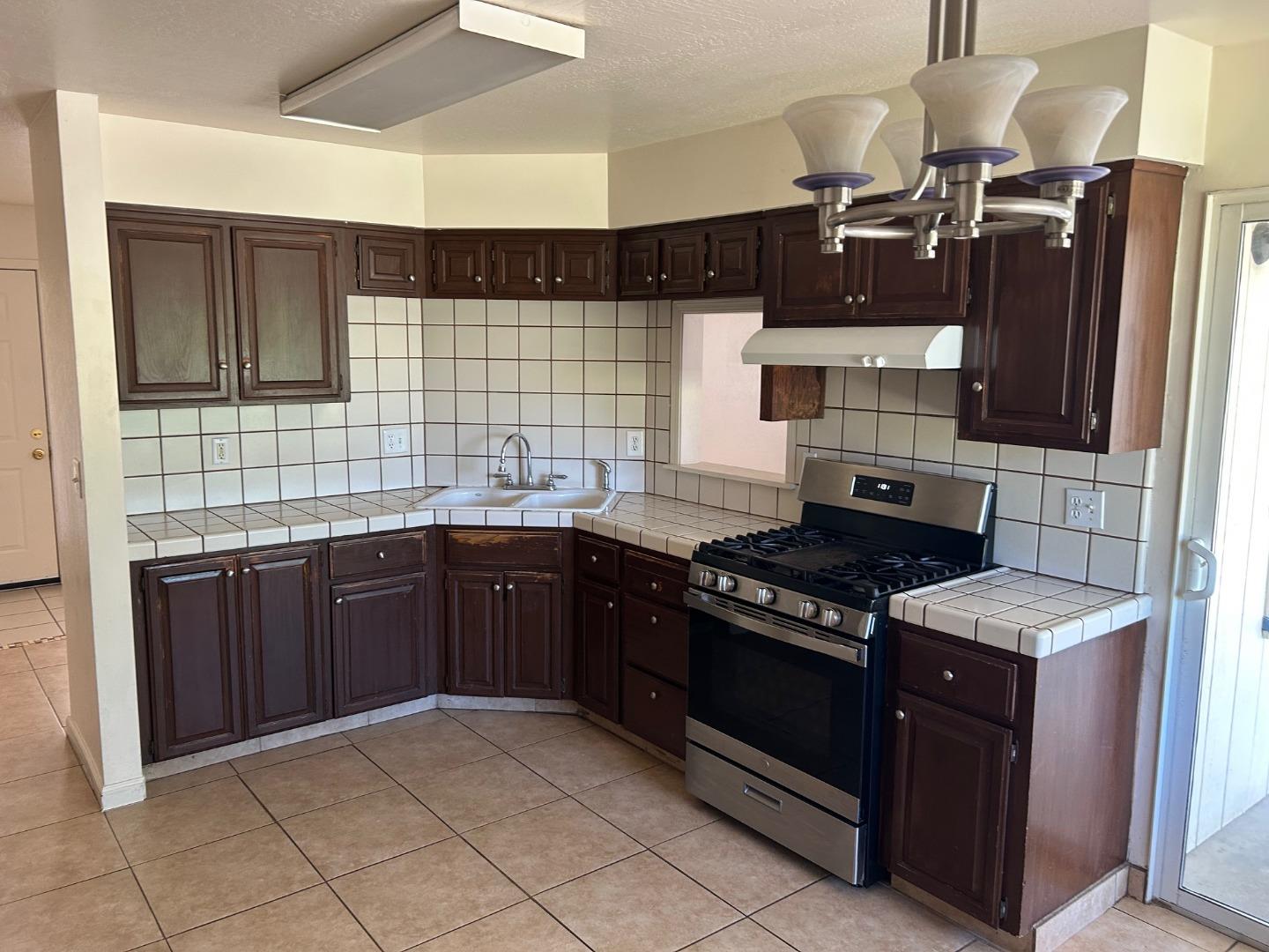 Detail Gallery Image 6 of 24 For 614 Apple Ave, Greenfield,  CA 93927 - 3 Beds | 2 Baths