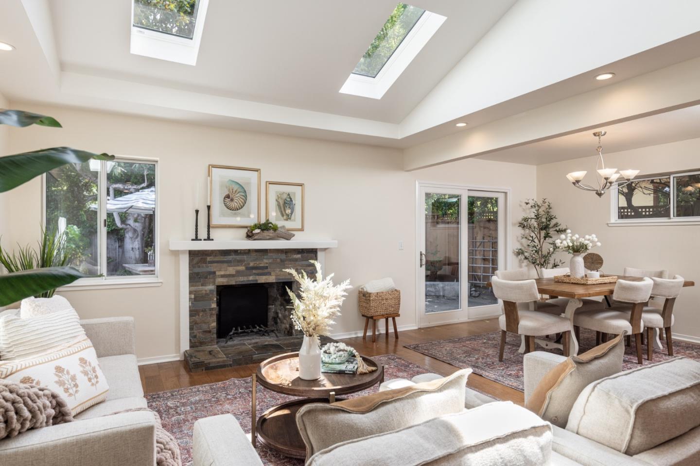 Detail Gallery Image 4 of 19 For 3284 Sycamore Pl, Carmel,  CA 93923 - 4 Beds | 3 Baths