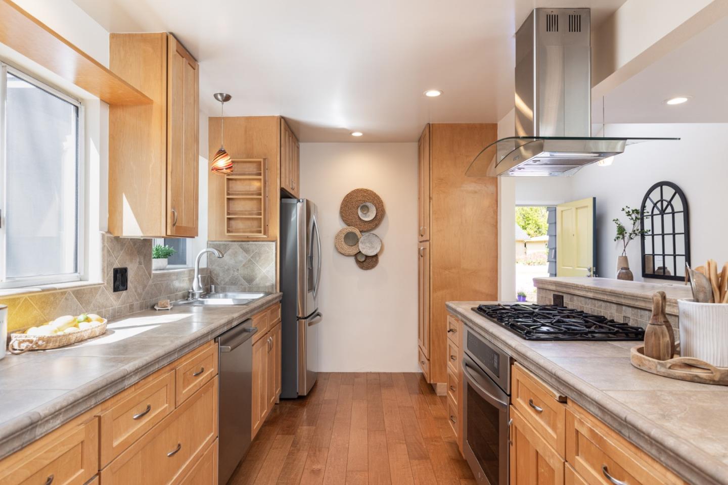 Detail Gallery Image 8 of 19 For 3284 Sycamore Pl, Carmel,  CA 93923 - 4 Beds | 3 Baths