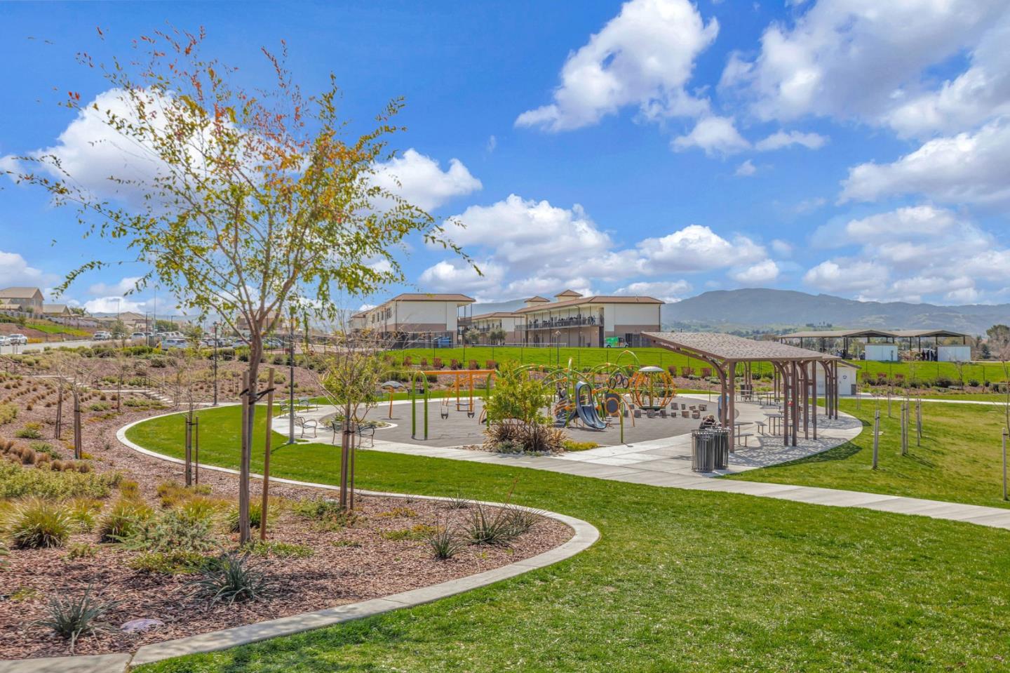 Detail Gallery Image 11 of 59 For 1667 Santana Ranch Dr, Hollister,  CA 95023 - 3 Beds | 2 Baths