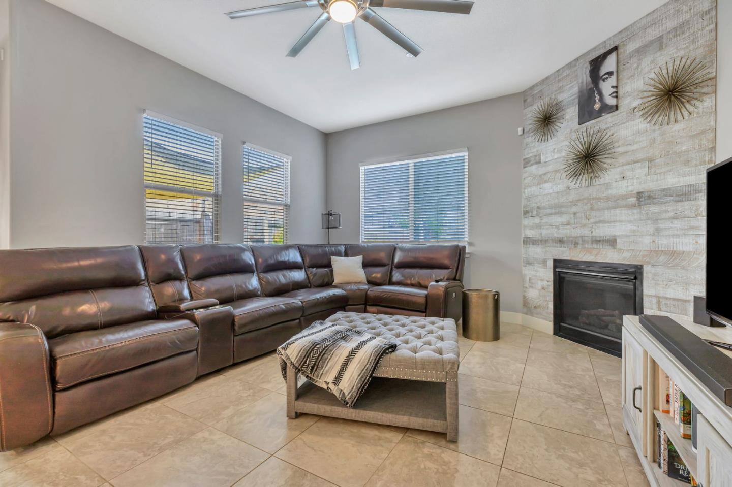 Detail Gallery Image 16 of 59 For 1667 Santana Ranch Dr, Hollister,  CA 95023 - 3 Beds | 2 Baths