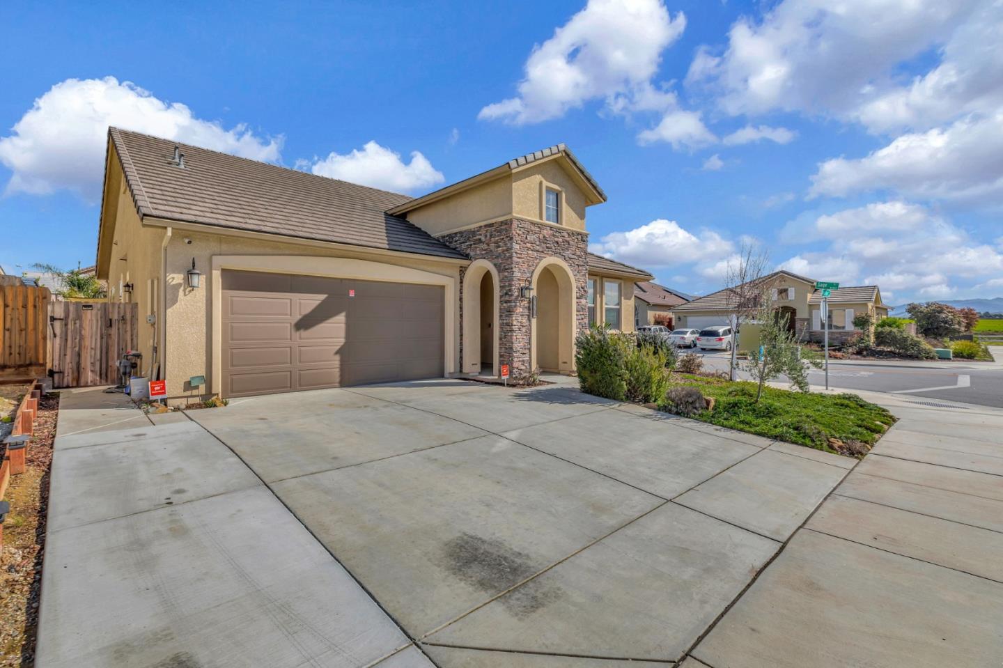 Detail Gallery Image 2 of 59 For 1667 Santana Ranch Dr, Hollister,  CA 95023 - 3 Beds | 2 Baths