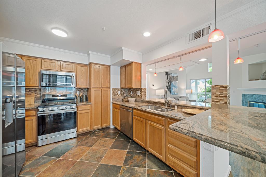 Detail Gallery Image 7 of 51 For 1400 El Camino Real #331,  South San Francisco,  CA 94080 - 2 Beds | 2 Baths