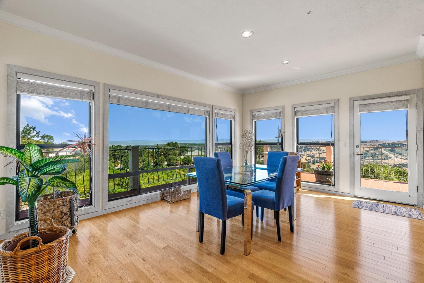 Detail Gallery Image 9 of 32 For 25611 Whip Rd, Monterey,  CA 93940 - 4 Beds | 3/1 Baths
