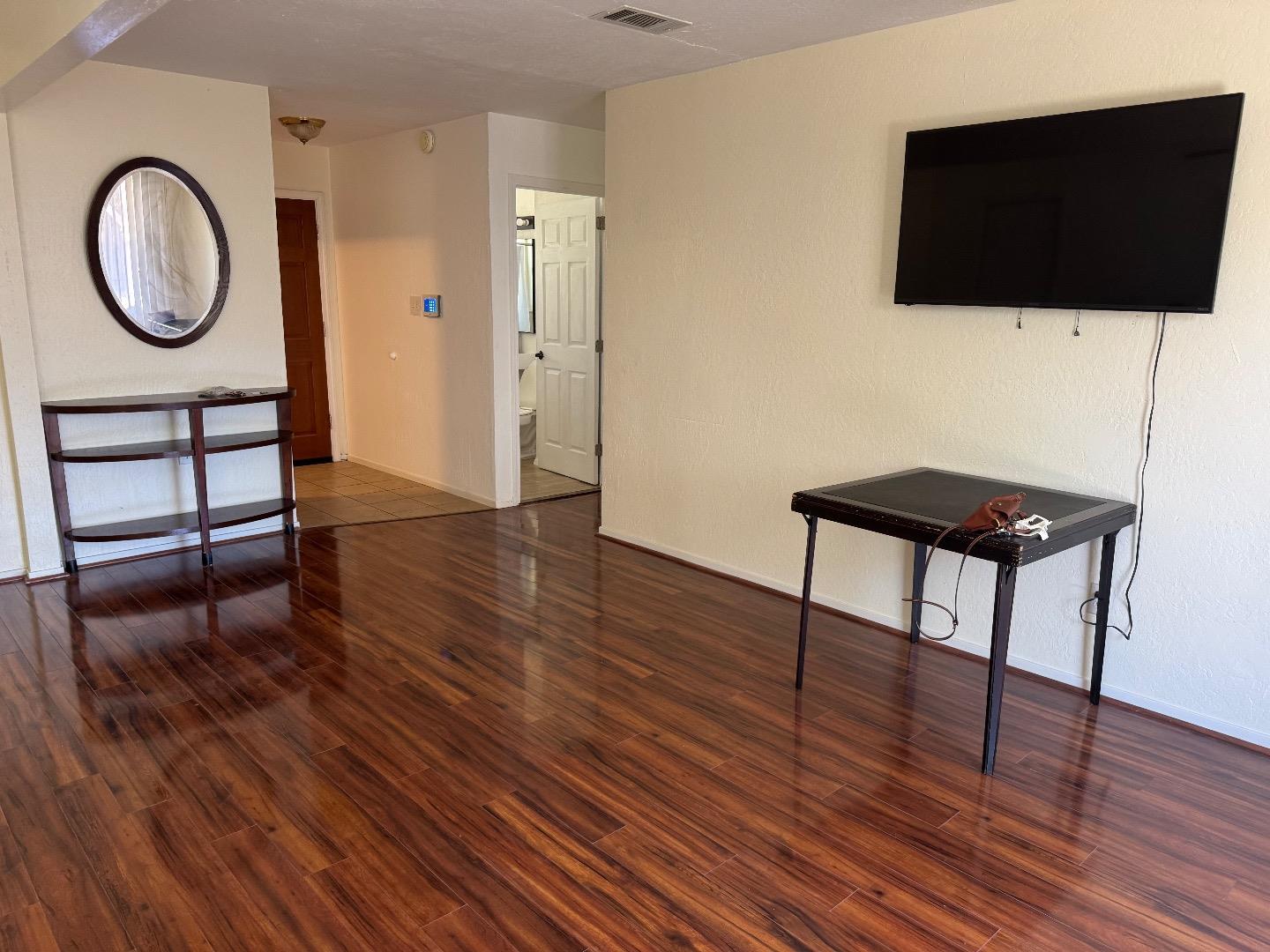Detail Gallery Image 10 of 14 For 389 Lindley Dr, Sacramento,  CA 95815 - 3 Beds | 2 Baths