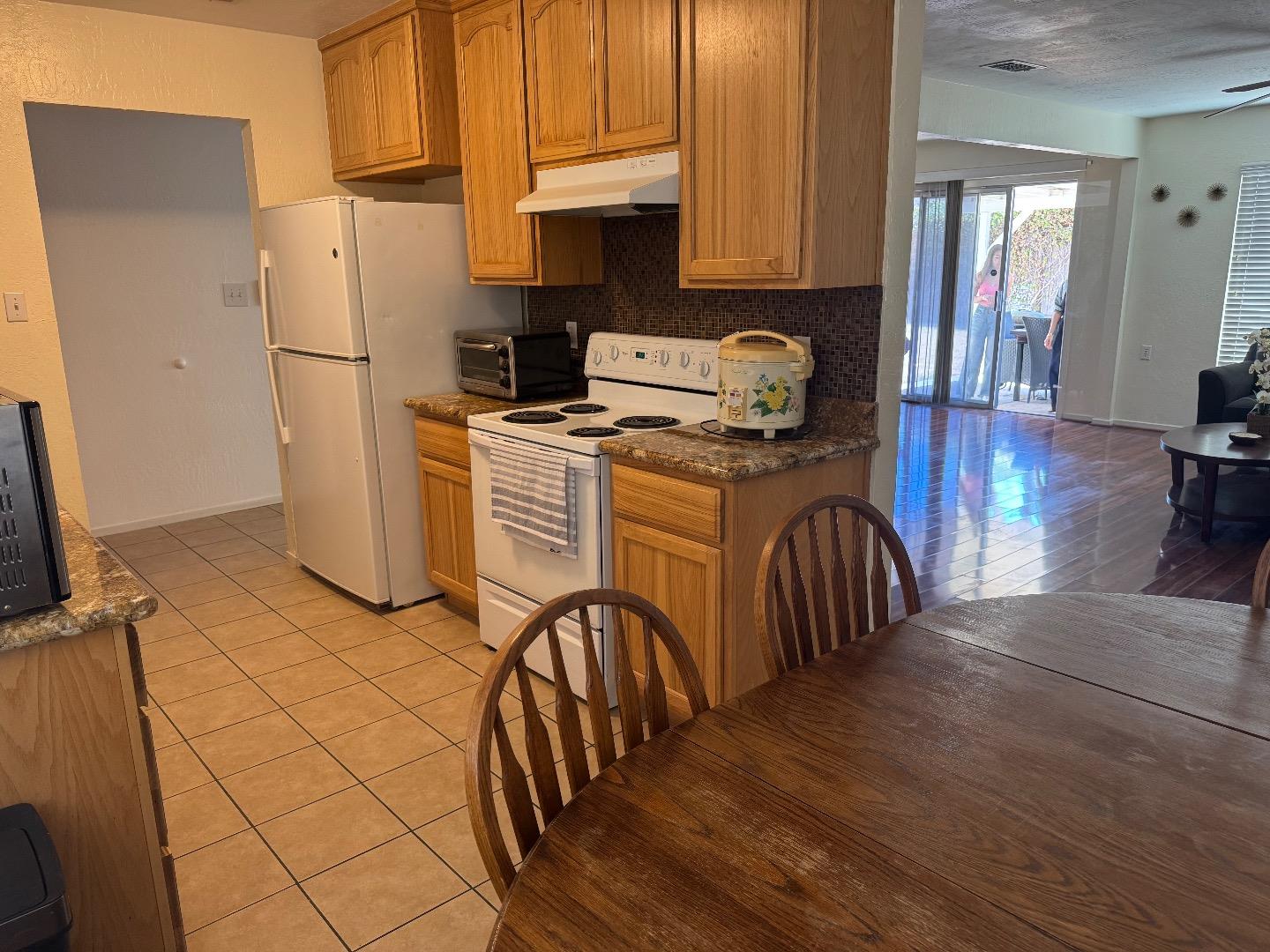 Detail Gallery Image 4 of 14 For 389 Lindley Dr, Sacramento,  CA 95815 - 3 Beds | 2 Baths
