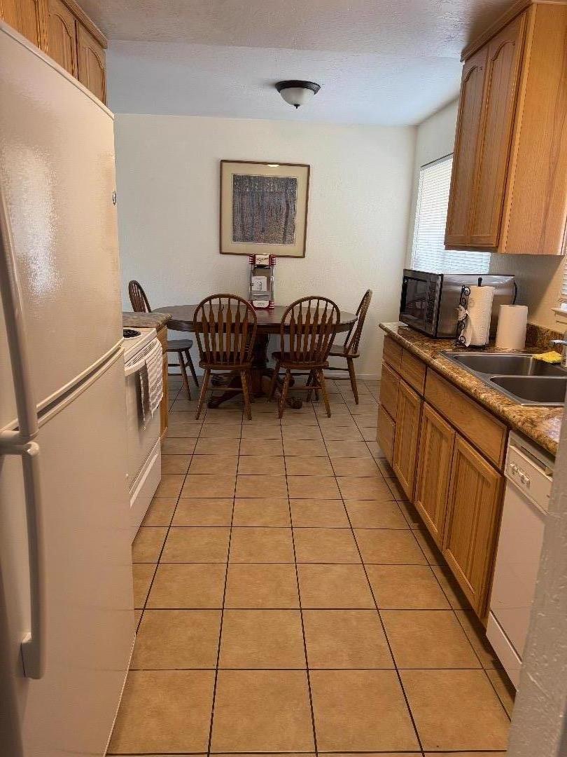Detail Gallery Image 5 of 14 For 389 Lindley Dr, Sacramento,  CA 95815 - 3 Beds | 2 Baths
