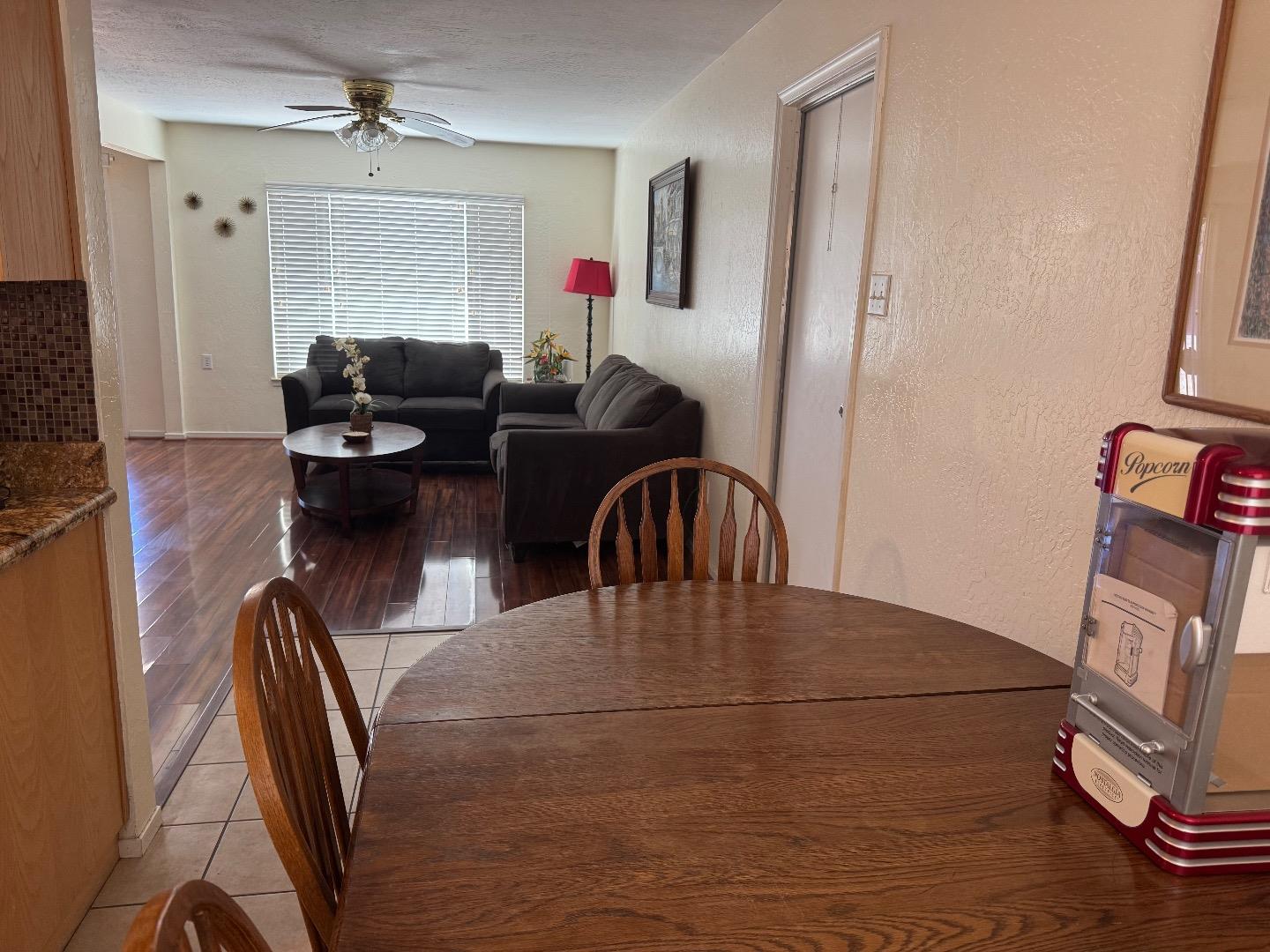 Detail Gallery Image 6 of 14 For 389 Lindley Dr, Sacramento,  CA 95815 - 3 Beds | 2 Baths