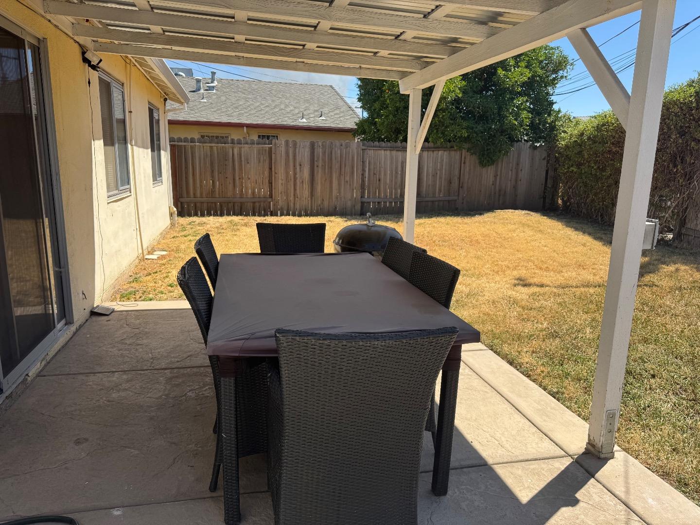 Detail Gallery Image 9 of 14 For 389 Lindley Dr, Sacramento,  CA 95815 - 3 Beds | 2 Baths