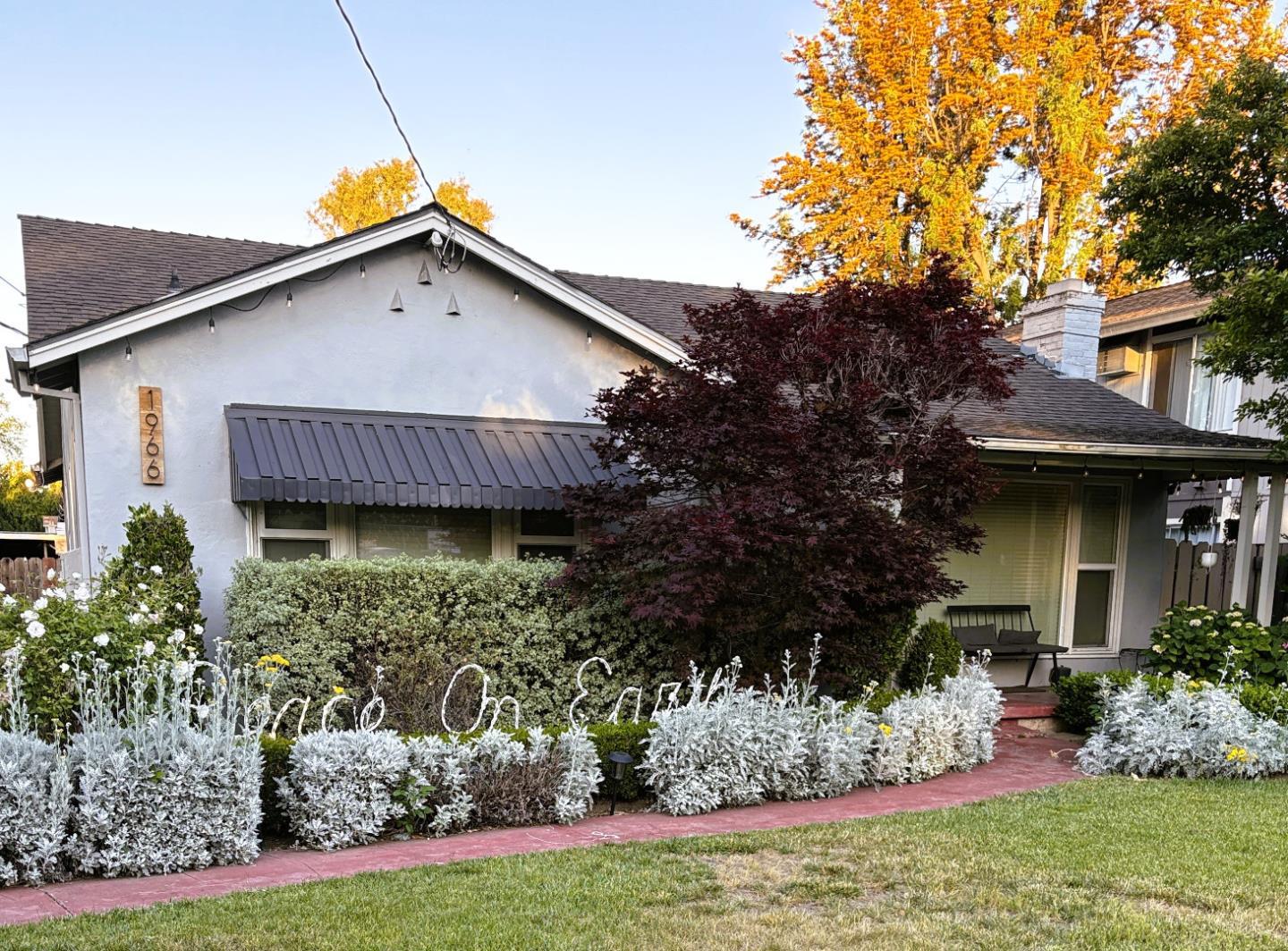 Detail Gallery Image 2 of 27 For 1966 Almaden Rd, San Jose,  CA 95125 - 3 Beds | 1/1 Baths