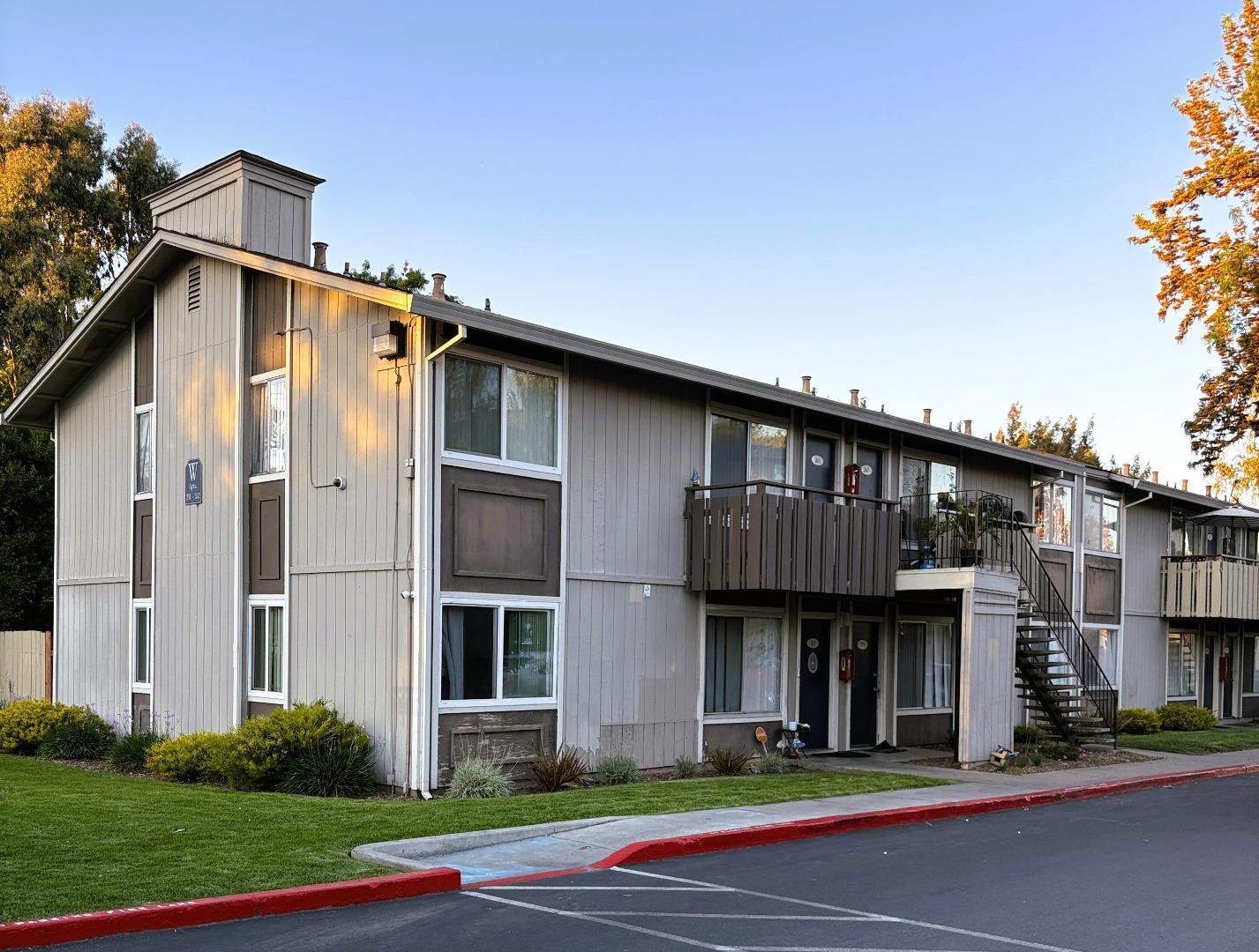 Detail Gallery Image 4 of 27 For 1966 Almaden Rd, San Jose,  CA 95125 - 3 Beds | 1/1 Baths