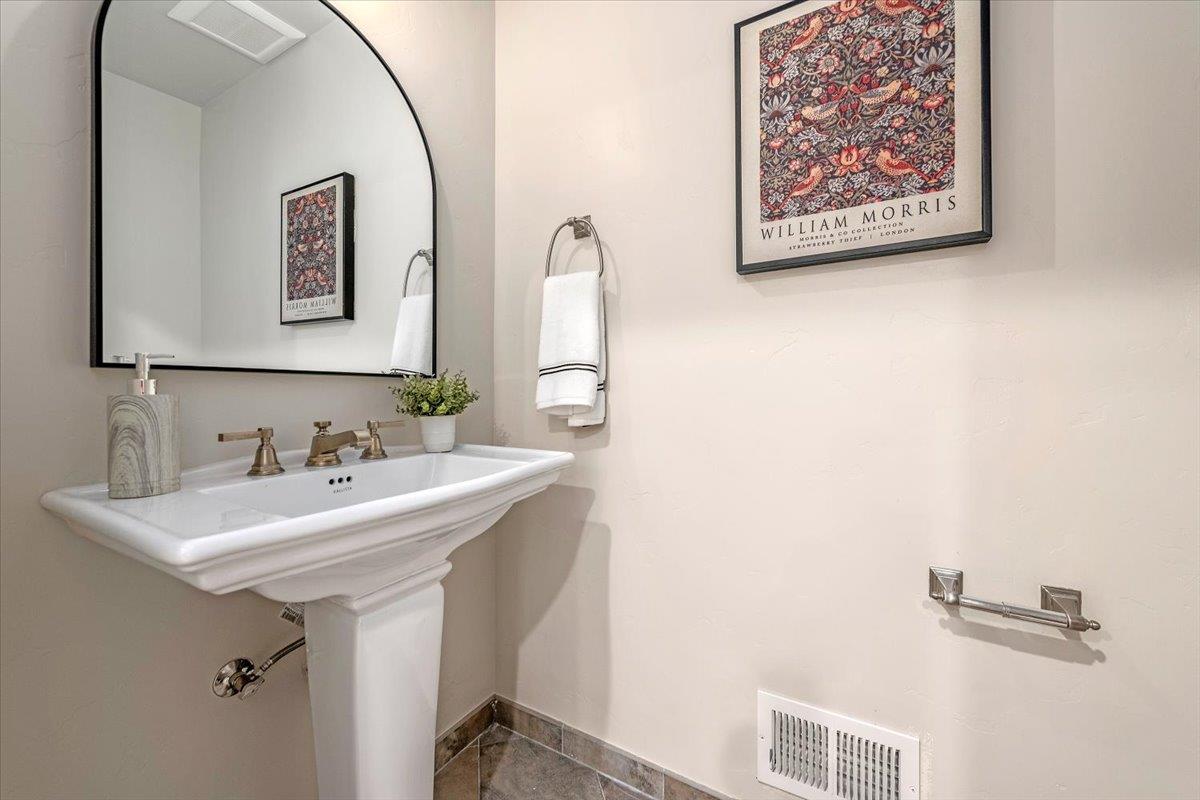 Detail Gallery Image 12 of 49 For 111 Vista Del Prado, Los Gatos,  CA 95030 - 4 Beds | 2/1 Baths