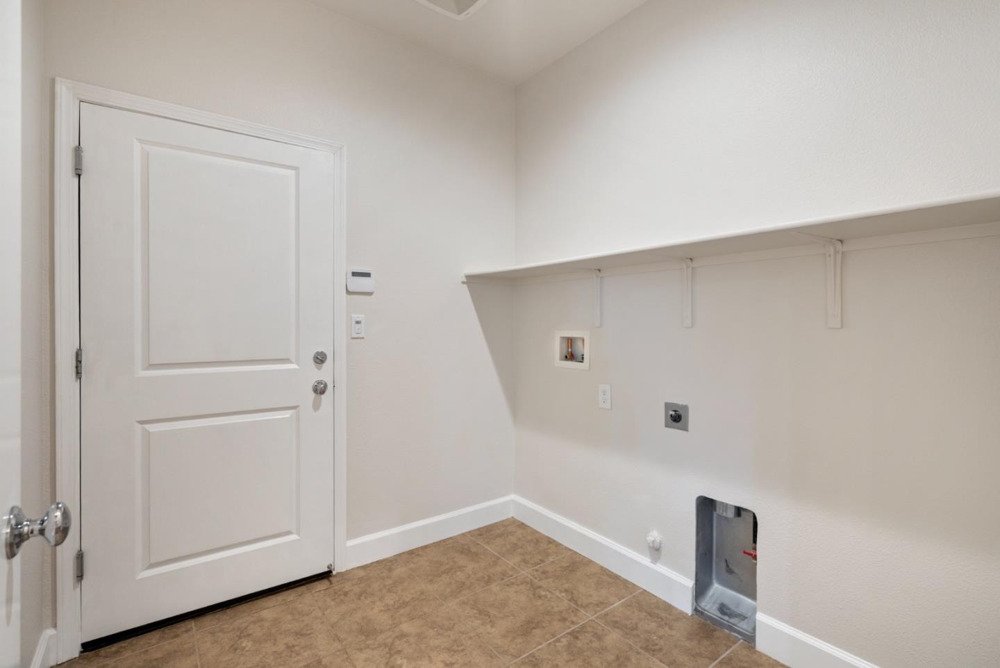 Detail Gallery Image 14 of 35 For 681 Segovia Dr, Hollister,  CA 95023 - 3 Beds | 3 Baths