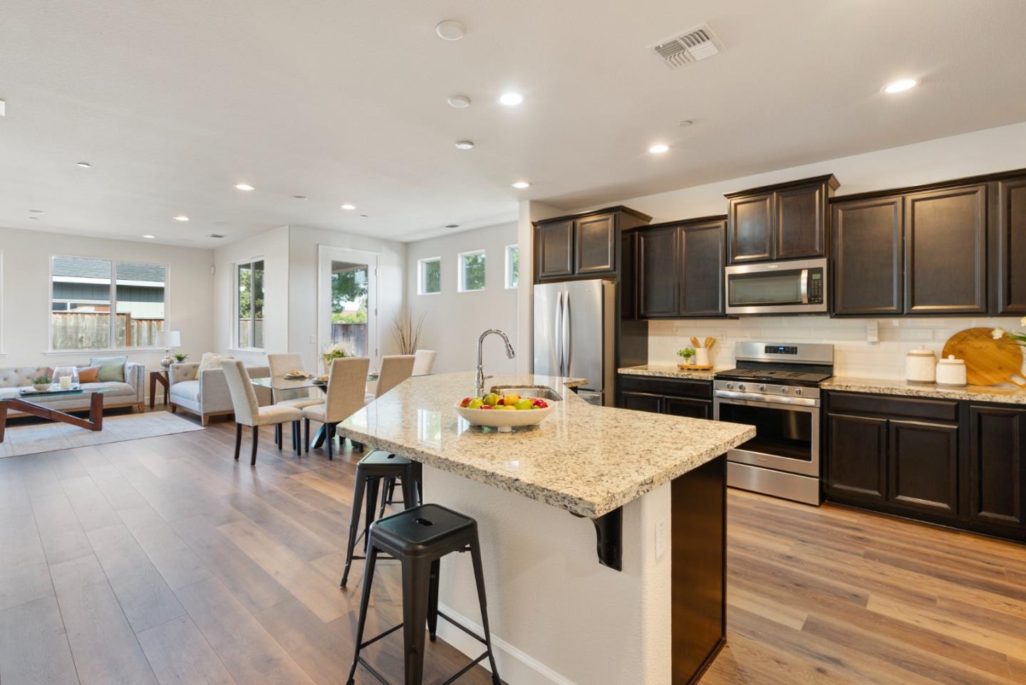 Detail Gallery Image 18 of 35 For 681 Segovia Dr, Hollister,  CA 95023 - 3 Beds | 3 Baths